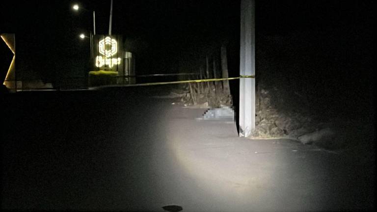 Localizan un cadáver envuelto en cobijas en la carretera a Sanalona, en Culiacán