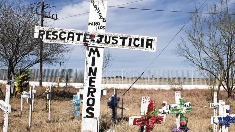 Cruces de madera en memoria a los 63 mineros que quedaron atrapados en la mina de Pasta de Conchos.