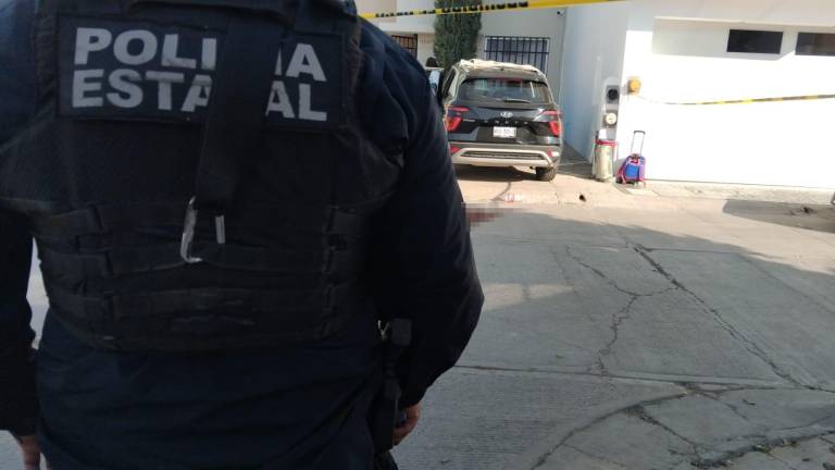 Un hombre fue asesinado a balazos, esta tarde, al interior de su vehículo en el fraccionamiento Zona Dorada, en la salida noreste de Culiacán.