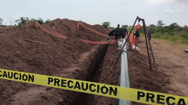 La maquinaria realizaba excavaciones junto a un dren de riego.