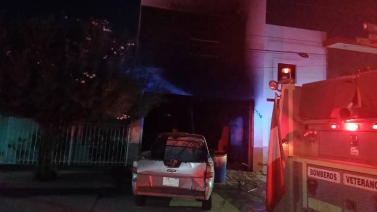 El portón de entrada se encontró destrozado y la vivienda presentó grandes quemaduras en su interior.