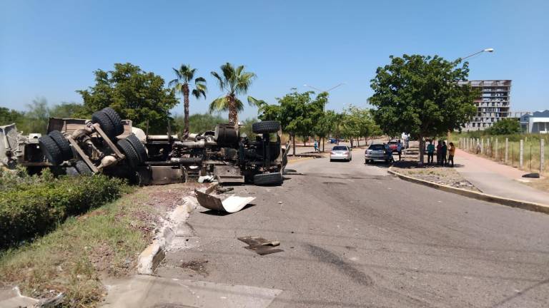 Un camión mezclador se volcó al sur de Culiacán este viernes.