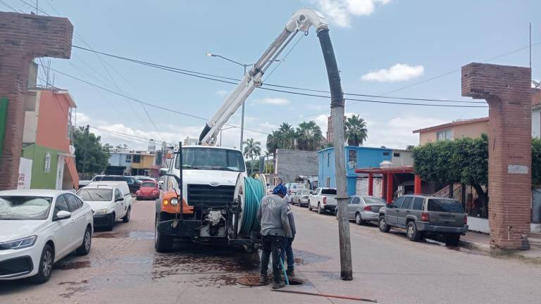 Obras Públicas realiza limpieza en los drenajes de la ciudad.