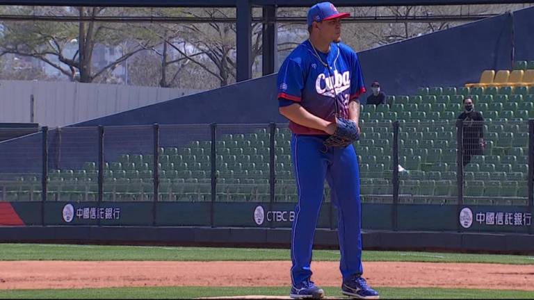 Azulejos pactan con el derecho cubano Yariel Rodríguez