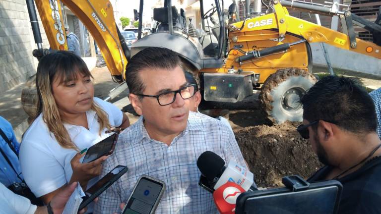 El Alcalde de Mazatlán, en un recorrido en el fraccionamiento Jacarandas.