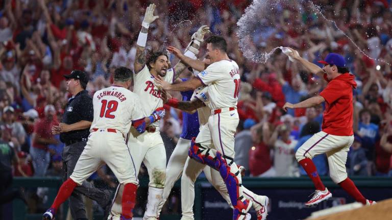 Filis igualan la Serie Divisional con dramático walk-off de Castellanos