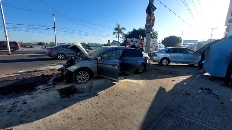 Un automóvil chocó contra un poste en Culiacán y luego contra un tráiler que transportaba vehículos.