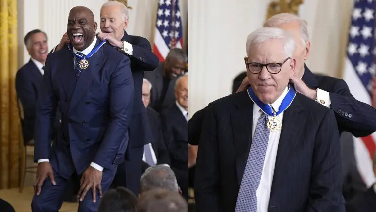 Earvin “Magic” Johnson y David Rubenstein, al momento de recibir la Medalla Presidencial de la Libertad de parte del Presidente de los Estados Unidos, Joe Biden.