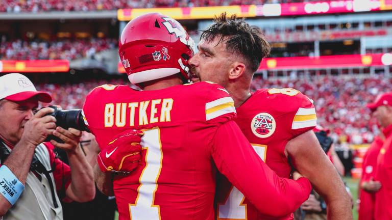 Harrison Butker es felicitado tras lograr el gol de campo que significó la victoria de los Chiefs.