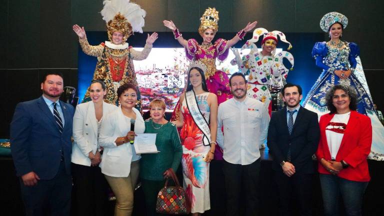 Durante la presentación acapararon las miradas por su belleza y vistosos atuendos reales los actuales soberanos de la fiesta más emblemática de Mazatlán.