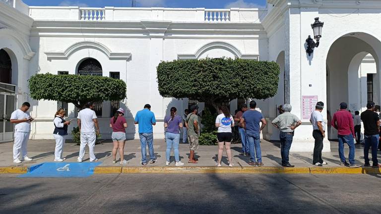 Las filas se pusieron temprano en el Palacio Municipal.