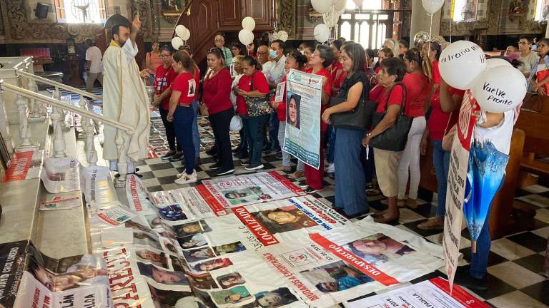 Familiares y amigos llevaron globos y lonas con los datos de sus personas desaparecidas para pedir por ellas.