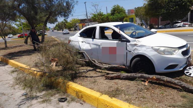 Automóvil choca con árbol en camellón de la Múnich, en Mazatlán