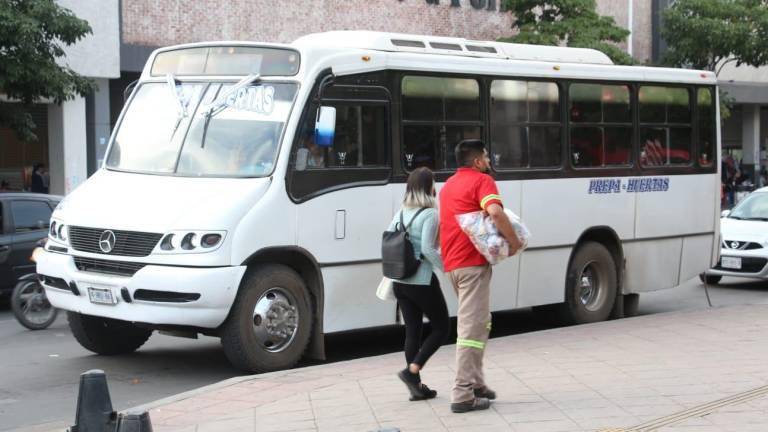 El uso de cubrebocas en unidades de transporte público es obligatorio.