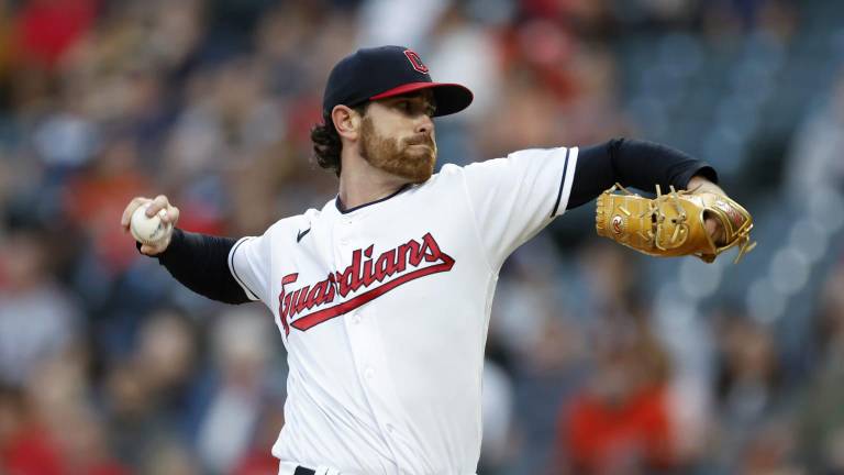 Shane Bieber amarra con Cleveland.