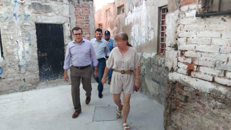 El Alcalde también se comprometió a pintar las fachadas de las casas del callejón y alumbrado público.