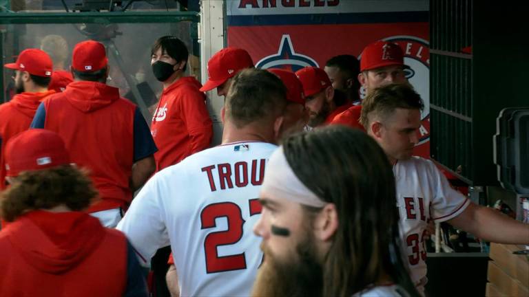 Mike Trout abandona el juego.