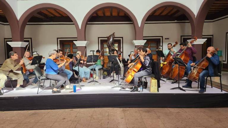 La Camerata Culiacán ensaya el programa que presentará.