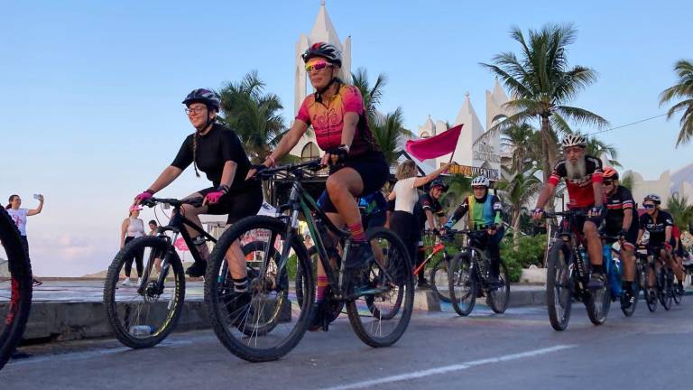 Ciclistas se suman a la Rodada con Amor en el Día Mundial de la Lucha contra el Cáncer de Mama