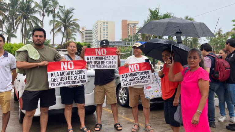 Un grupo de vecinos se manifestaron con lonas.