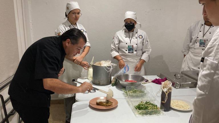 El Chef Julián Portugal y su equipo servirán la cena.