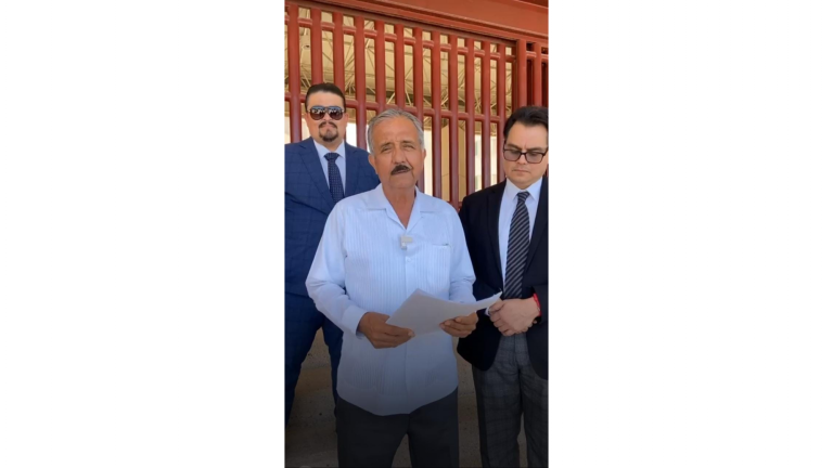 Acompañado por su abogado, Josué Javier Ontiveros García, el ex Alcalde de Culiacán informó de la resolución a su caso con el documento de amparo a la mano.