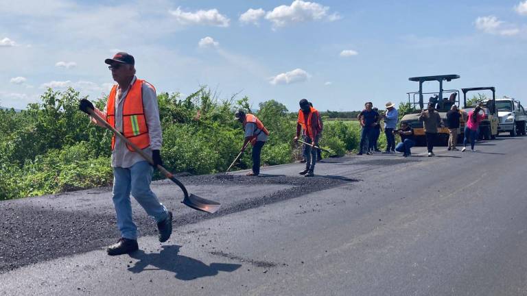 El Alcalde de Mazatlán informó que la carretera Villa Unión-Siqueros ya no aguantaba bacheo.