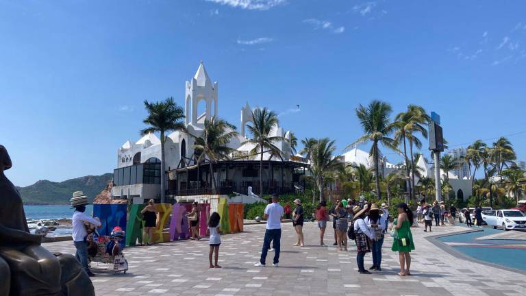 Donde sí se pudo notar un poco más de afluencia de visitantes fue en las letras de Mazatlán.