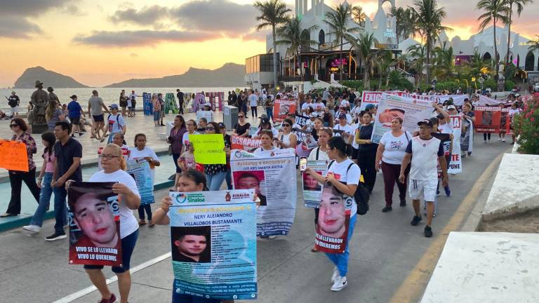 Familias y amigos de personas desaparecidas realizan marcha de las letras Mazatlán hacia la Fiscalía General del Estado, en este puerto.