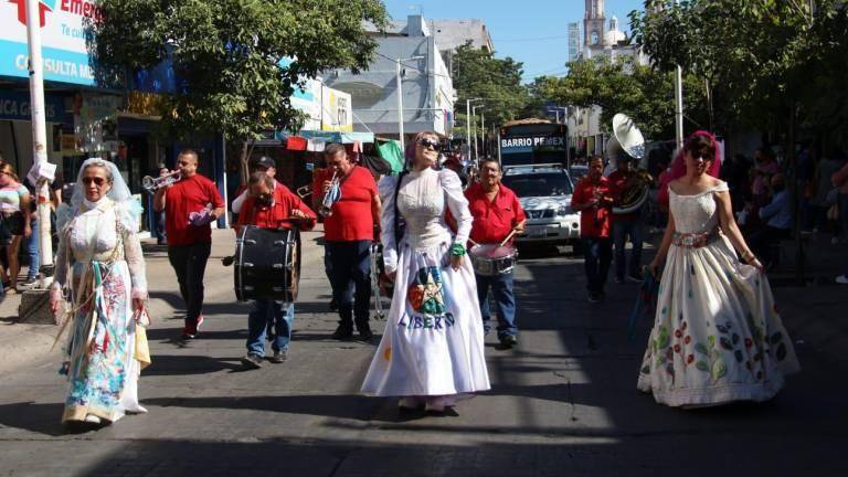 Cada 22 de diciembre ha vuelto tradición un desfile de “Lupitas”, para recordar a La Lupita, la novia de Culiacán.