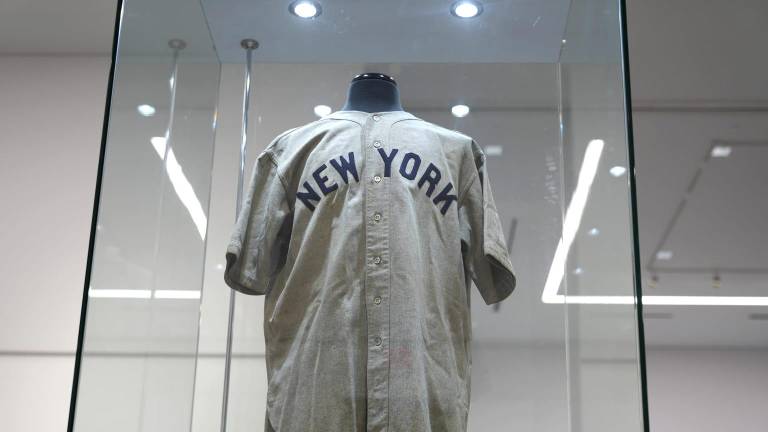 Camiseta usada por Babe Ruth cuando anticipó jonrón rompe récord de subasta