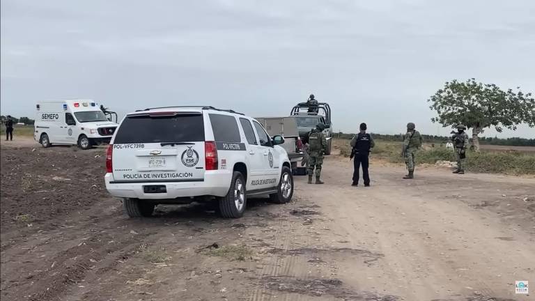 Su cuerpo fue encontrado, junto con otro más, en un camino de terracería, cerca de unos campos de cultivo.