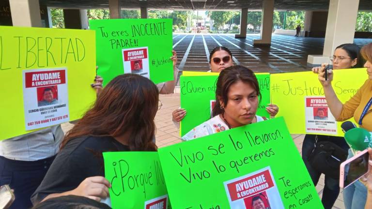 Este lunes, a las 9:00 horas la familia de Sergio Cárdenas exigió su regreso con vida en el patio de Palacio de Gobierno.