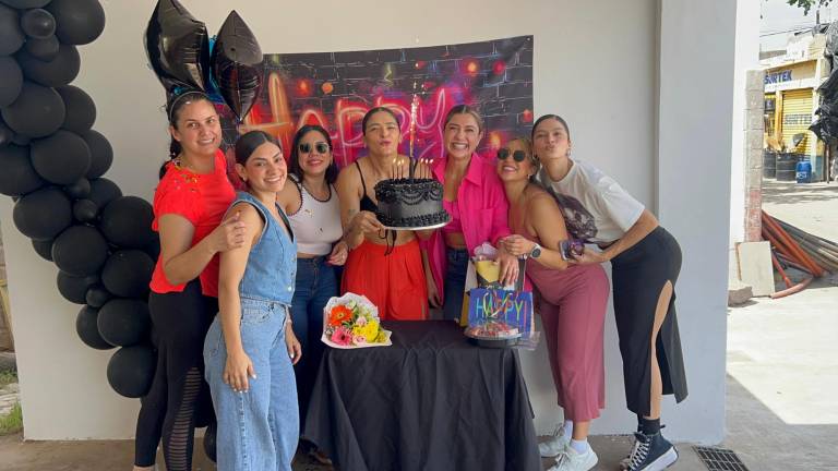 Con desayuno sorpresa celebran el cumpleaños de Karla Valenzuela