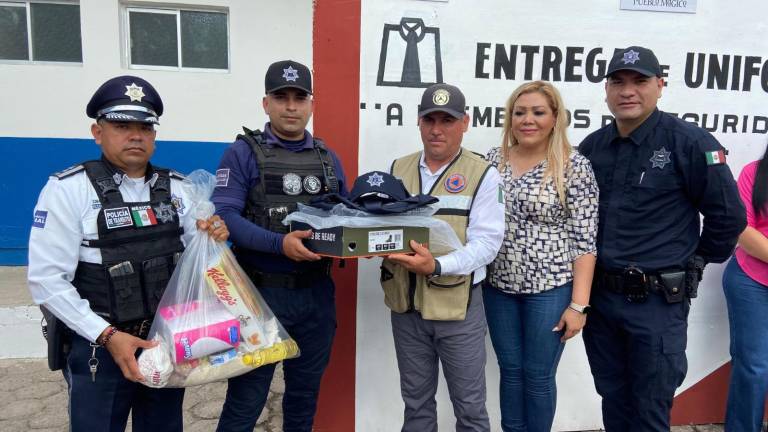 La Presidenta Municipal Claudia Valdez Aguilar hace la entrega de los uniformes a 80 elementos de la corporación.