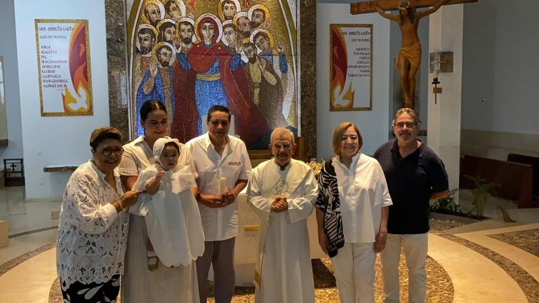 Recibe Evangeline Gastélum Caro las aguas del bautismo