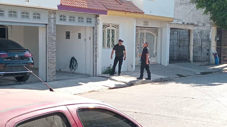 Vecinos de la Colonia Villa Satélite escucharon balazos y al salir se toparon con el cuerpo de un hombre en la cochera de una casa.