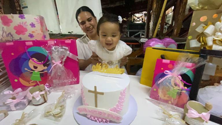 Recibe Evangeline Gastélum Caro las aguas del bautismo