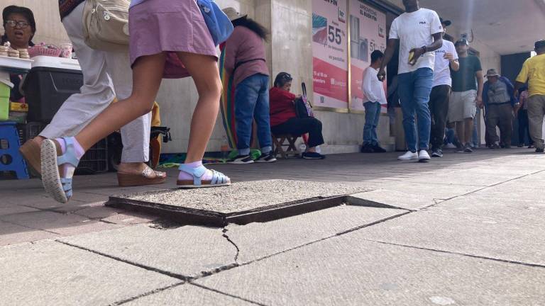 La tapa levantada ha provocado que las personas que transitan por esa banqueta se tropiecen.