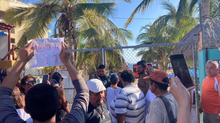 En protesta, ciudadanos rompieron un candado para abrir un acceso a la playa de la Zona Dorada.