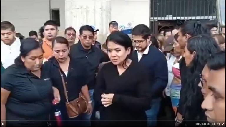 A gritos de “traidora” y “tú lo entregaste” corrieron los habitantes de Chilpancingo a Norma Otilia Hdez del velorio de Alejandro Arcos.