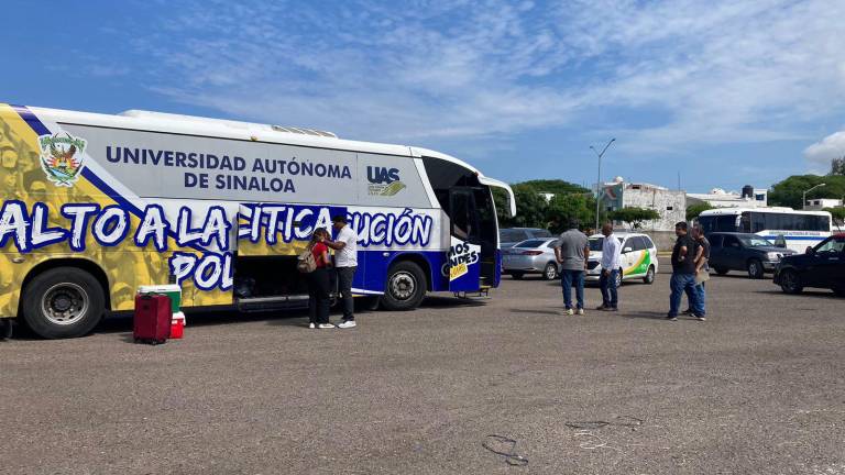 Camiones de la UAS se alistan en Mazatlán para partir hacia la Ciudad de México.