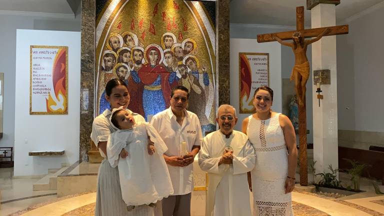 Recibe Evangeline Gastélum Caro las aguas del bautismo