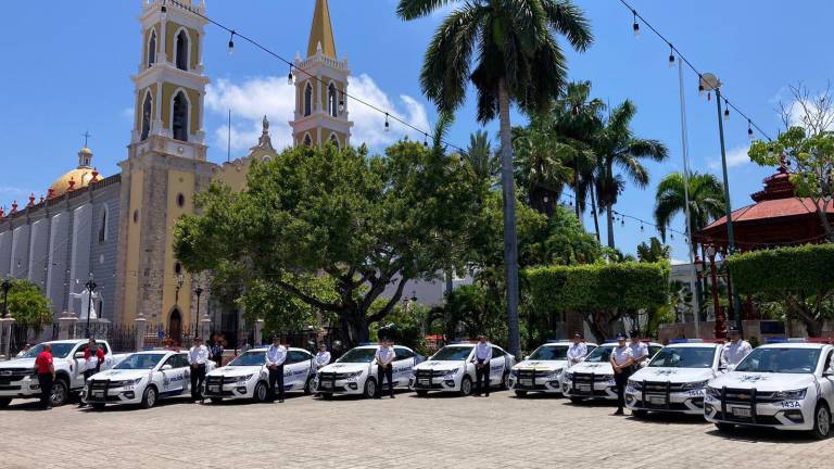 Un total de 10 patrullas nuevas para Tránsito y dos para Protección Civil se entregaron esta mañana,