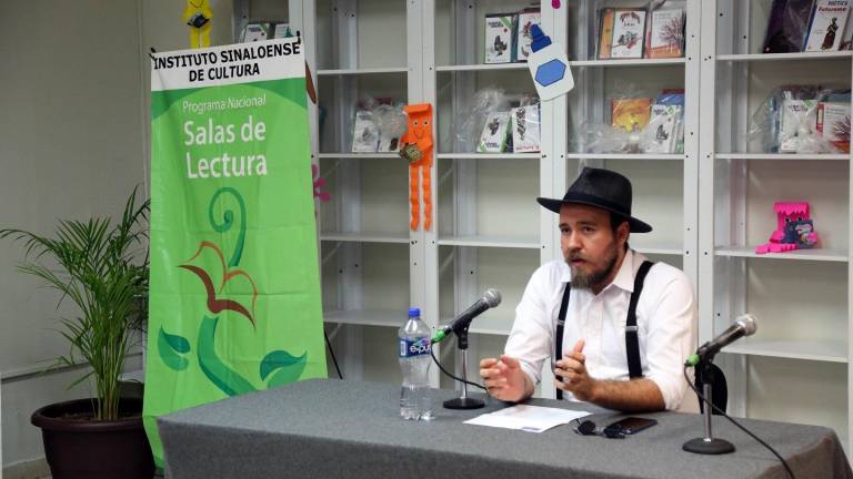 El Doctor Guillermo Moraila durante la charla sobre coleccionismo.