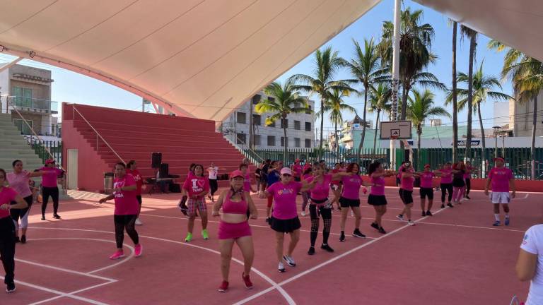 Activa Grupo Reto a más de 50 mujeres con su ‘Baile Rosa’ de zumba y masterclass