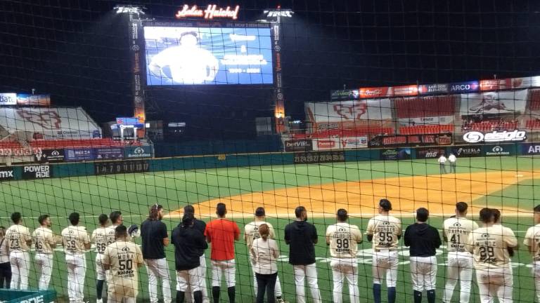 Brindan en el Teodoro Mariscal un minuto de aplausos en honor a Fernando Valenzuela