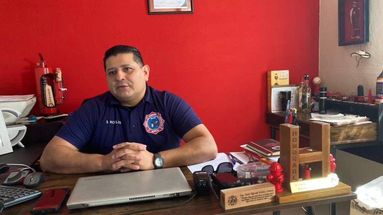 El primer comandante del Cuerpo de Bomberos de Mazatlán, Saúl Robles, explica el nuevo protocolo para cuando se detecta un enjambre de abejas.