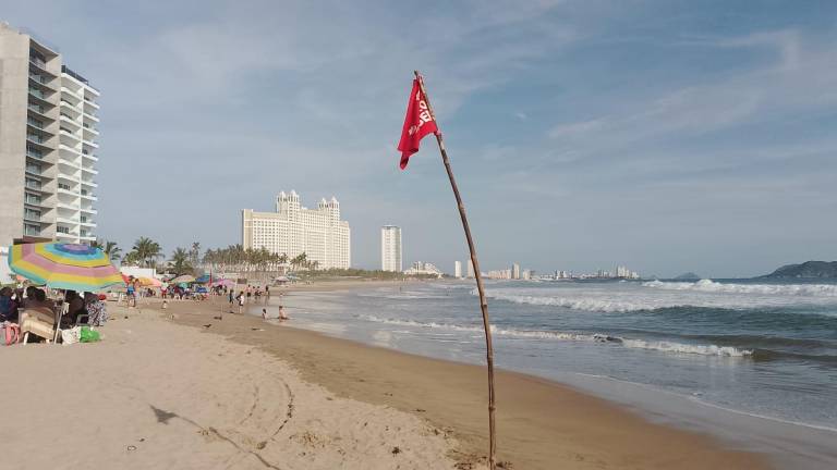 En Playas Brujas, en Mazatlán, las banderas rojas indican la alta peligrosidad para los bañistas en esta área.