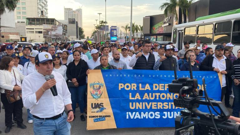 Manifestantes de la UAS protestan en la Avenida Camarón Sábalo, afuera del hotel El Cid, en espera de la llegada del Presidente Andrés Manuel López Obrador.